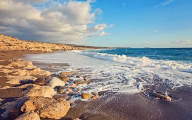 Açık turkuaz su ve dalgalar ile güzel vahşi kumsal.