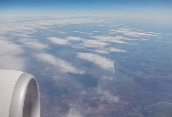 Vista da bela nuvem e asa do avião — Fotografia de Stock