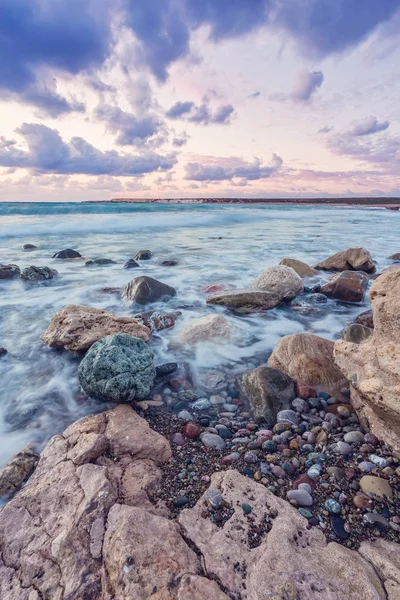 A magia de um belo pôr-do-sol. Chipre é um país insular em — Fotografia de Stock