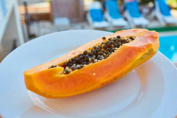 Papaya fruit half and cut pieces — Stock Photo, Image