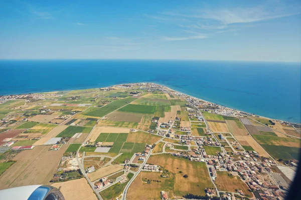 Avião está voando sobre a ilha de Chipre. asa do avião em flerte — Fotografia de Stock