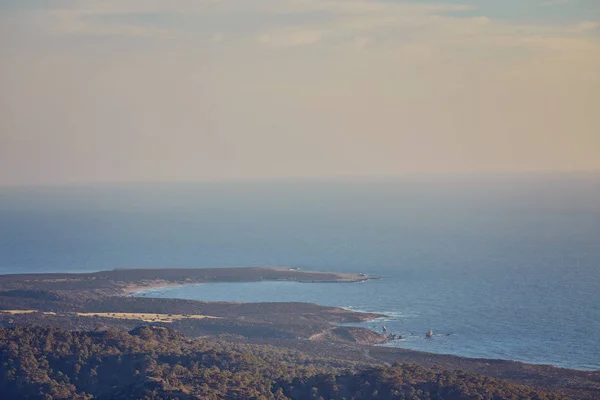 Скалистый берег полуострова Акамас — стоковое фото