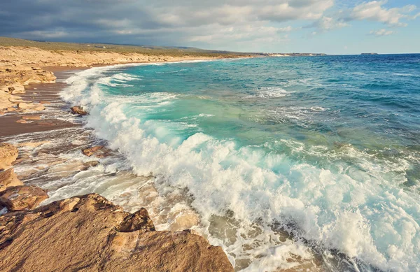 Burza mózgów morze i fale szerokie, Cypr — Zdjęcie stockowe