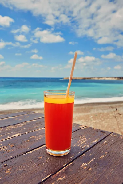 Orangencocktail auf Holztisch. Sonniger Tag in der Nähe des Mittelmeeres — Stockfoto