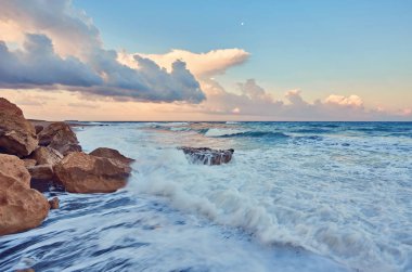 Lara beach üzerinde güzel parlak gün batımı