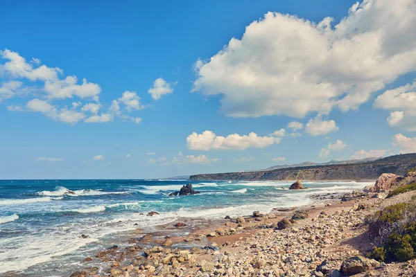 Akamas Yarımadası'nın kayalık sahil. — Stok fotoğraf