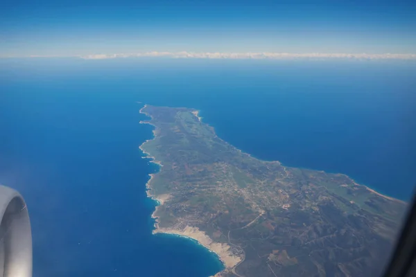 The plane is flying over the island of Cyprus. — Stock Photo, Image