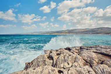 Büyük dalgalar kaçışı Polin Rocky Cape Yarımadası Lara hakkında