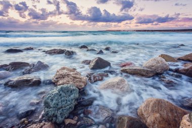 Akdeniz güzel güçlü dalgalarda