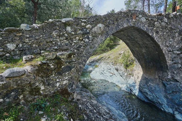 Μεσαιωνική ενετικό γεφύρι στο φαράγγι μεταξύ των βράχων στην ηλιόλουστη, ανοιξιάτικη βραδιά. — Φωτογραφία Αρχείου