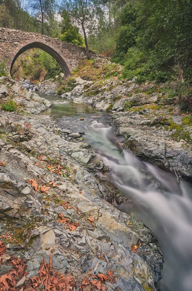 Středověká benátský most v kaňonu mezi skalami na slunné jarní večer. — Stock fotografie