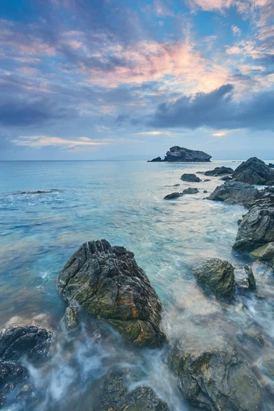 Taş ve kayalar ön planda kremsi sörf ve polis plajında akan, Kıbrıs. — Stok fotoğraf