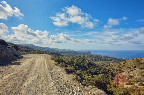 Toprak yol Akdeniz kıyı şeridi üzerinde