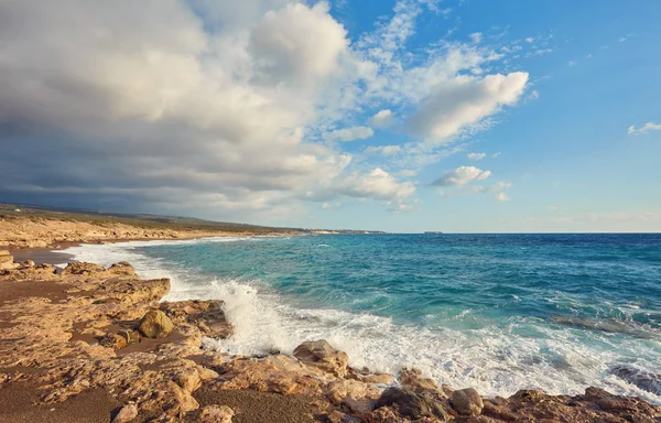 Schöner wilder Strand mit klarem türkisfarbenem Wasser und Wellen. — Stockfoto
