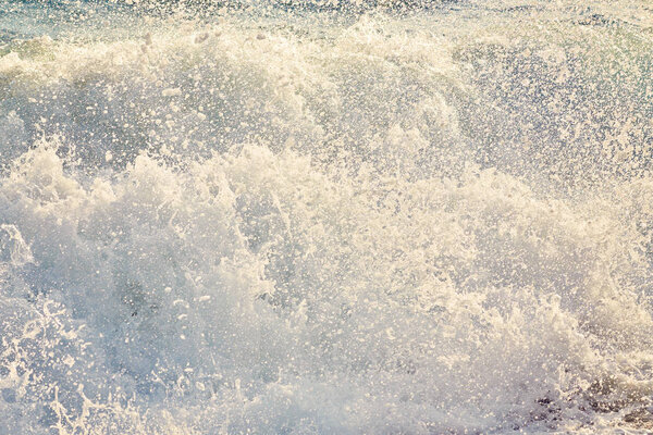 Красивый дикий пляж с чистой бирюзовой водой и волнами
.