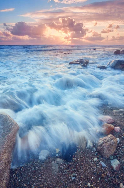Belles vagues fortes dans la mer Méditerranée — Photo