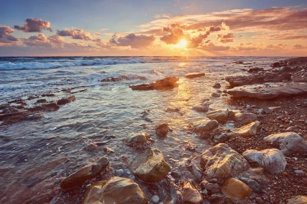 Belas ondas fortes no Mar Mediterrâneo — Fotografia de Stock