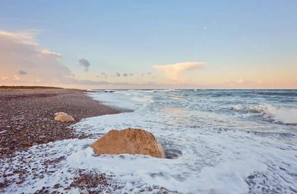 Vackra ljusa solnedgången på stranden av Lara — Stockfoto