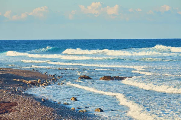 Mar tempestuoso e ondas que se espalham, Chipre — Fotografia de Stock