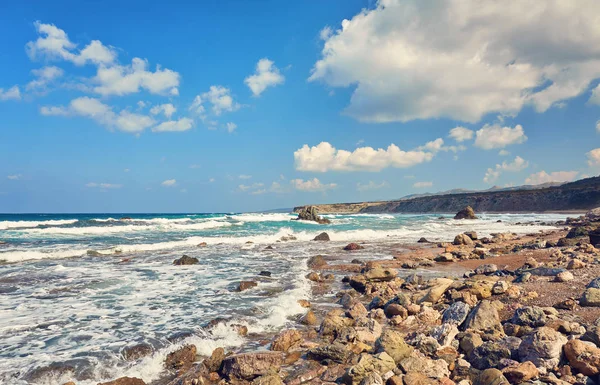 Hermosa playa salvaje con agua turquesa clara y olas . —  Fotos de Stock