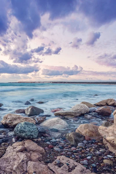 Vakre, sterke bølger i Middelhavet – stockfoto