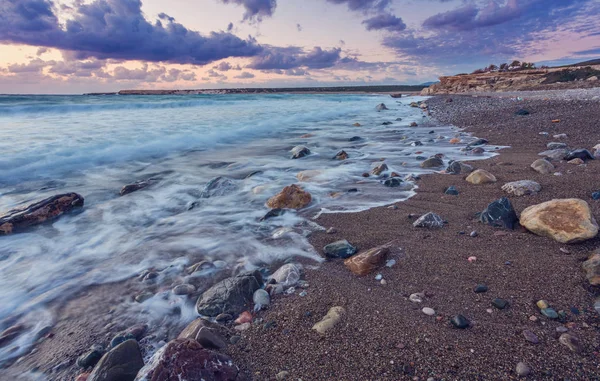 Belles vagues fortes dans la mer Méditerranée — Photo