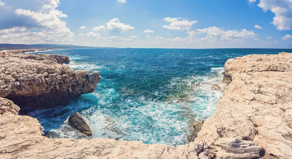 Costa rocosa de la isla de Chipre — Foto de Stock