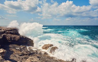 Büyük dalgalar sonu Güney Akamas Rocky Cape Yarımadası Lara hakkında