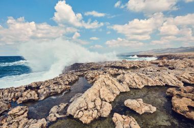 Büyük dalgalar sonu Güney Akamas Rocky Cape Yarımadası Lara hakkında
