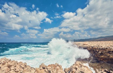Büyük dalgalar sonu Güney Akamas Rocky Cape Yarımadası Lara hakkında
