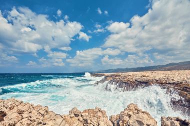 Büyük dalgalar sonu Güney Akamas Rocky Cape Yarımadası Lara hakkında