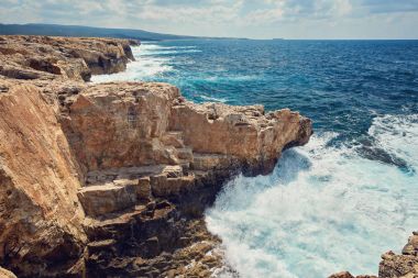 Büyük dalgalar sonu Güney Akamas Rocky Cape Yarımadası Lara hakkında