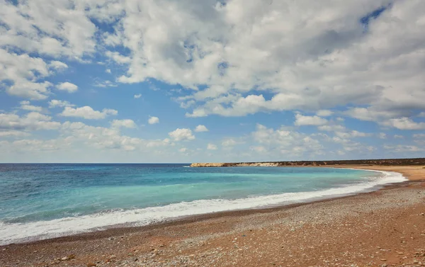 Bella spiaggia selvaggia con acqua turchese chiara e onde . — Foto Stock