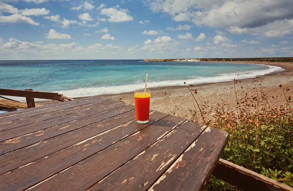 Cóctel naranja sobre mesa de madera. Día soleado cerca del mar Mediterráneo . — Foto de Stock