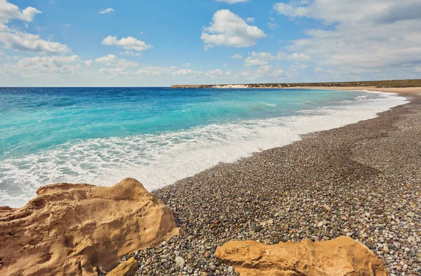 Bella spiaggia selvaggia con acqua turchese chiara e onde . — Foto Stock