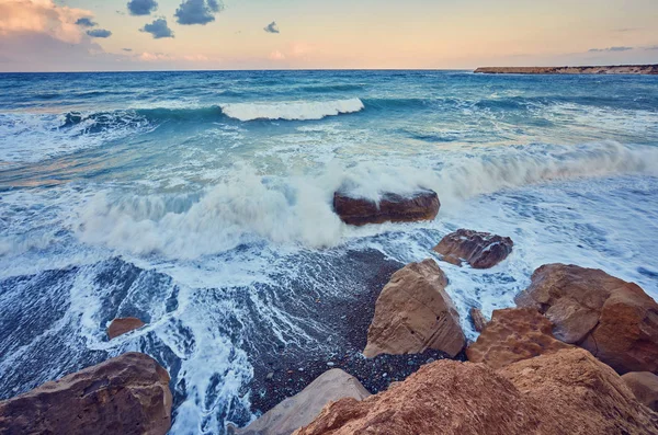 A magia de um belo pôr-do-sol. Chipre é um país insular no Mar Mediterrâneo Oriental — Fotografia de Stock