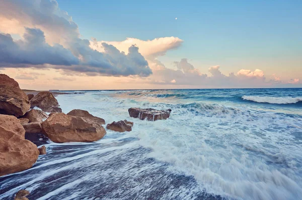 Belle onde forti nel Mar Mediterraneo — Foto Stock