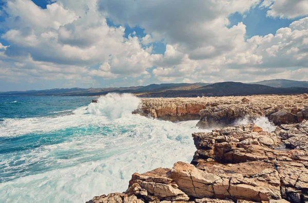 Pokonać fale na skaliste wybrzeże, Morze Śródziemne. — Zdjęcie stockowe