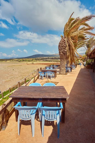 Tische und Stühle in einem Café mit Palmen am Strand lara — Stockfoto
