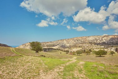 Güneşli ufuk patika Avakas Gorge yamaçlarında güneşli büyüme arasında.