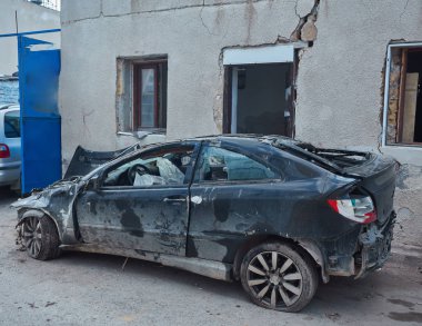 terk edilmiş araba wrecked ve yanmış bir ülke şeritli yan yaptı.