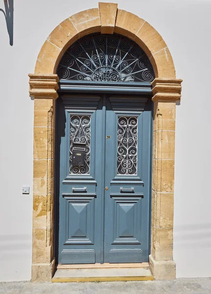 Stile classico tradizionale vecchio legno medievale vintage blu dipinto porta — Foto Stock