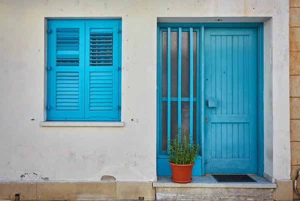 Tipikus külső görög hagyományos város utcán-színes épületek és tengeri kék ajtó — Stock Fotó