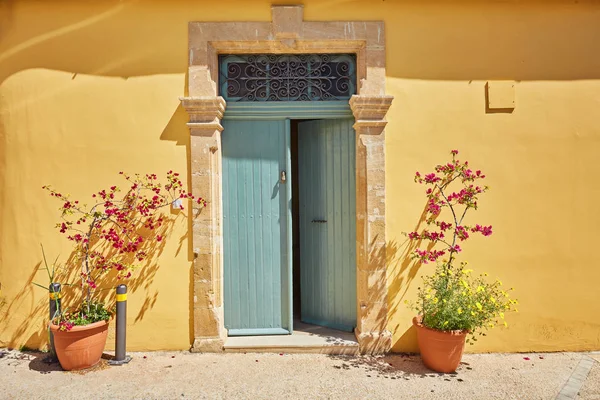 니코시아에서 오래 된 정통 녹색 문 — 스톡 사진