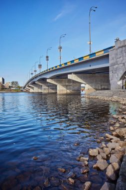 Otomobil beton köprü nehre Kiev