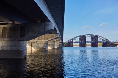 Otomobil beton köprü nehre Kiev