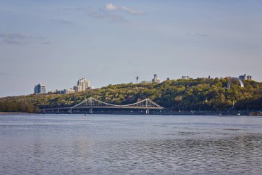Kiev Dnieper Nehri geçip yaya köprüsü