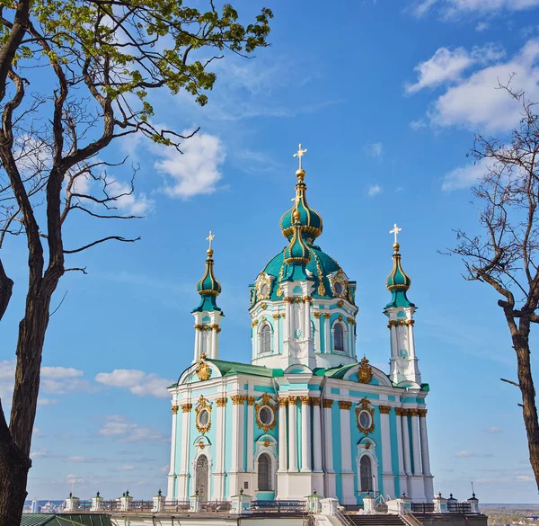 Cestování na Ukrajinu - budova kostela svatého Ondřeje v Kyjevě — Stock fotografie