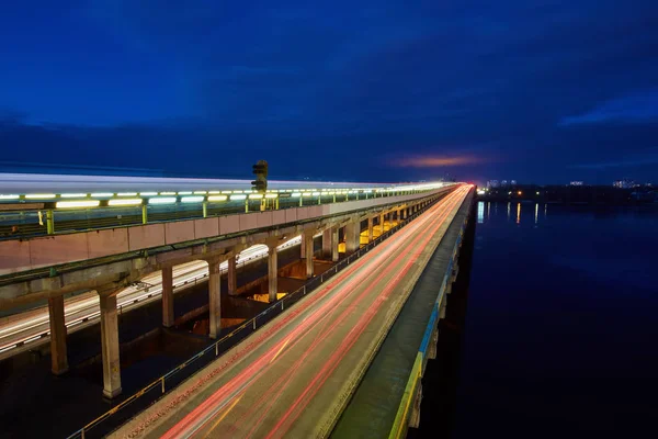 Ponte della metropolitana di Kiev la sera — Foto Stock