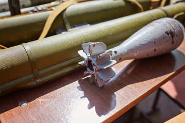 Bir harç madeni ve el bombaları standında.